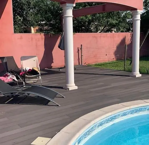 Avec Piscine, Spa, Terrain De Petanque, Baby Foot, Ping Pong *