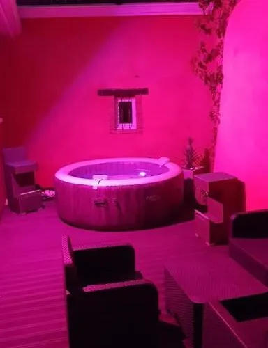 Avec Piscine, Spa, Terrain De Petanque, Baby Foot, Ping Pong